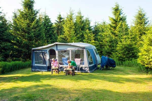 De kampeerplekken zijn beschut en bieden vodoende privacy